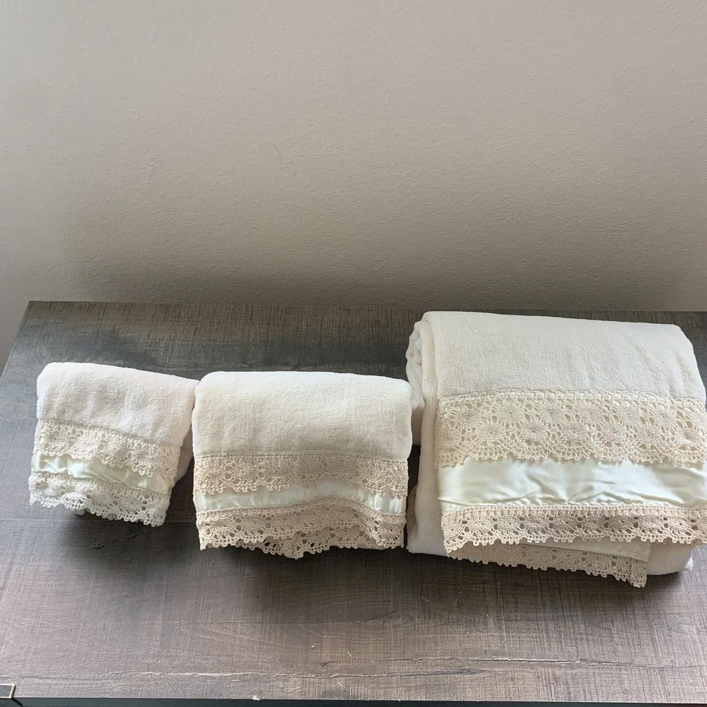 1978 Avanti Towel Set 3 Piece Cream Lace Satin‎ USA Bath Hand Washcloth New